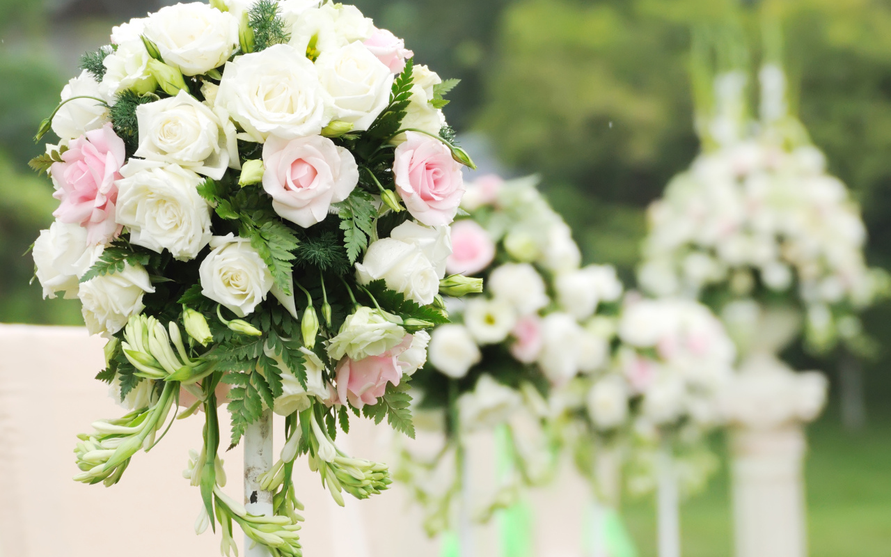 Красивые свадебные букеты из цветов розы и фрезии в декоре
