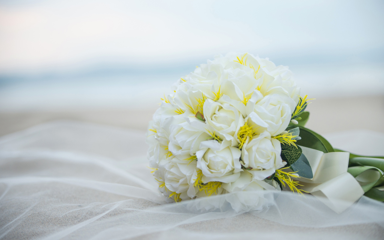 Белый красивый свадебный букет роз