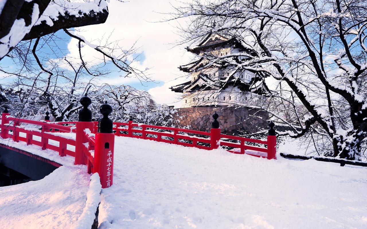 Зимний мост с красными перилами в Японии 