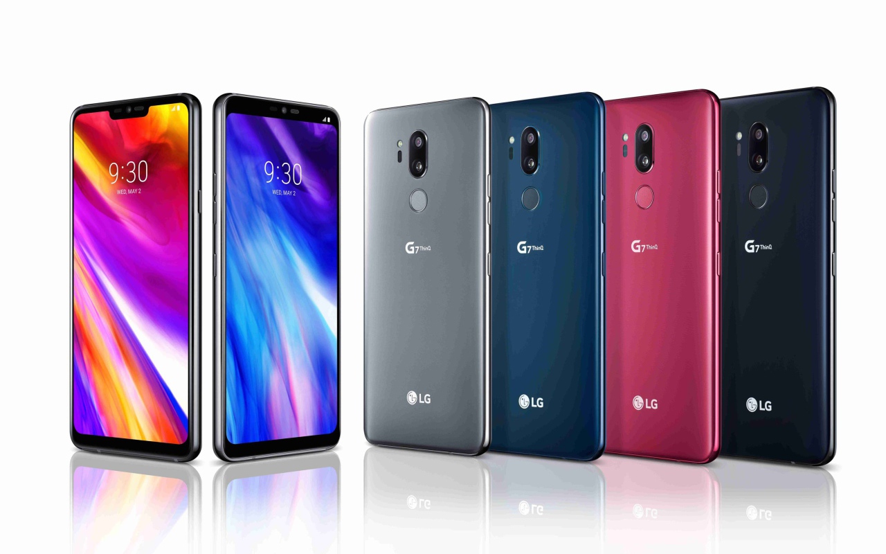 Разноцветные смартфоны LG G7 ThinQ на белом фоне