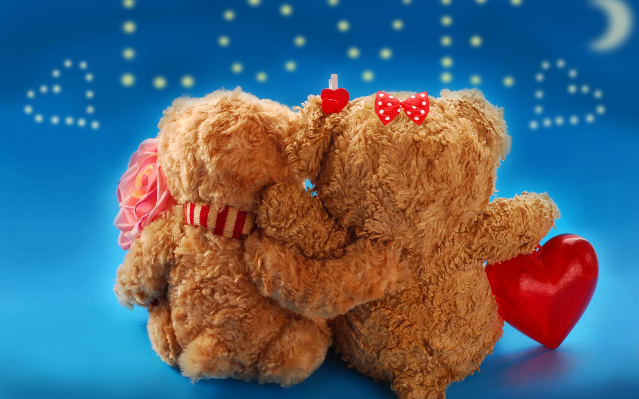 Два влюбленных медведя на голубом фоне на День влюбленных