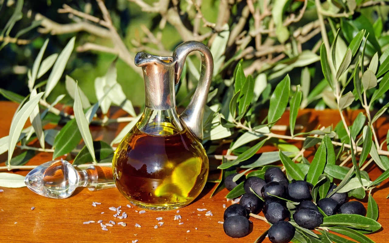 Черные оливки в маслом на столе