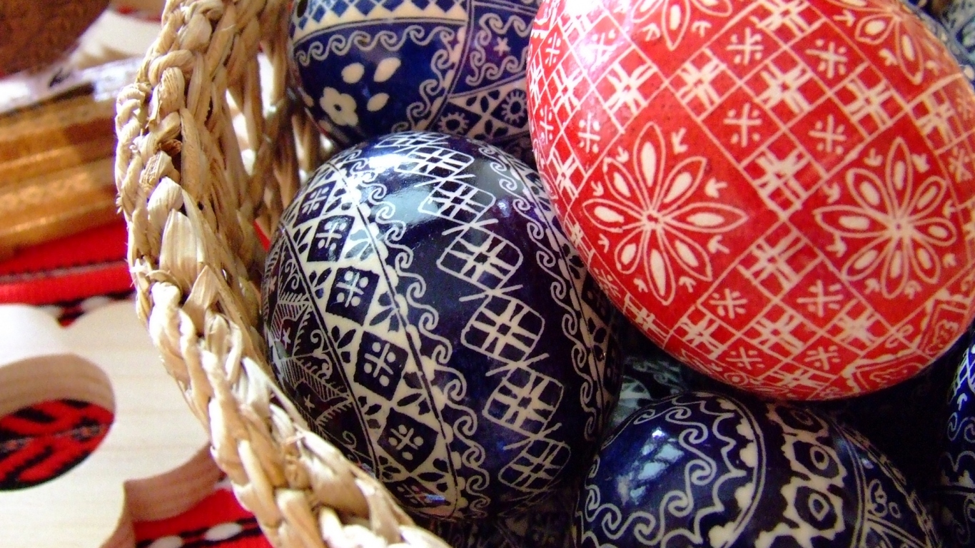 Синие и красные Пасхальные яйца