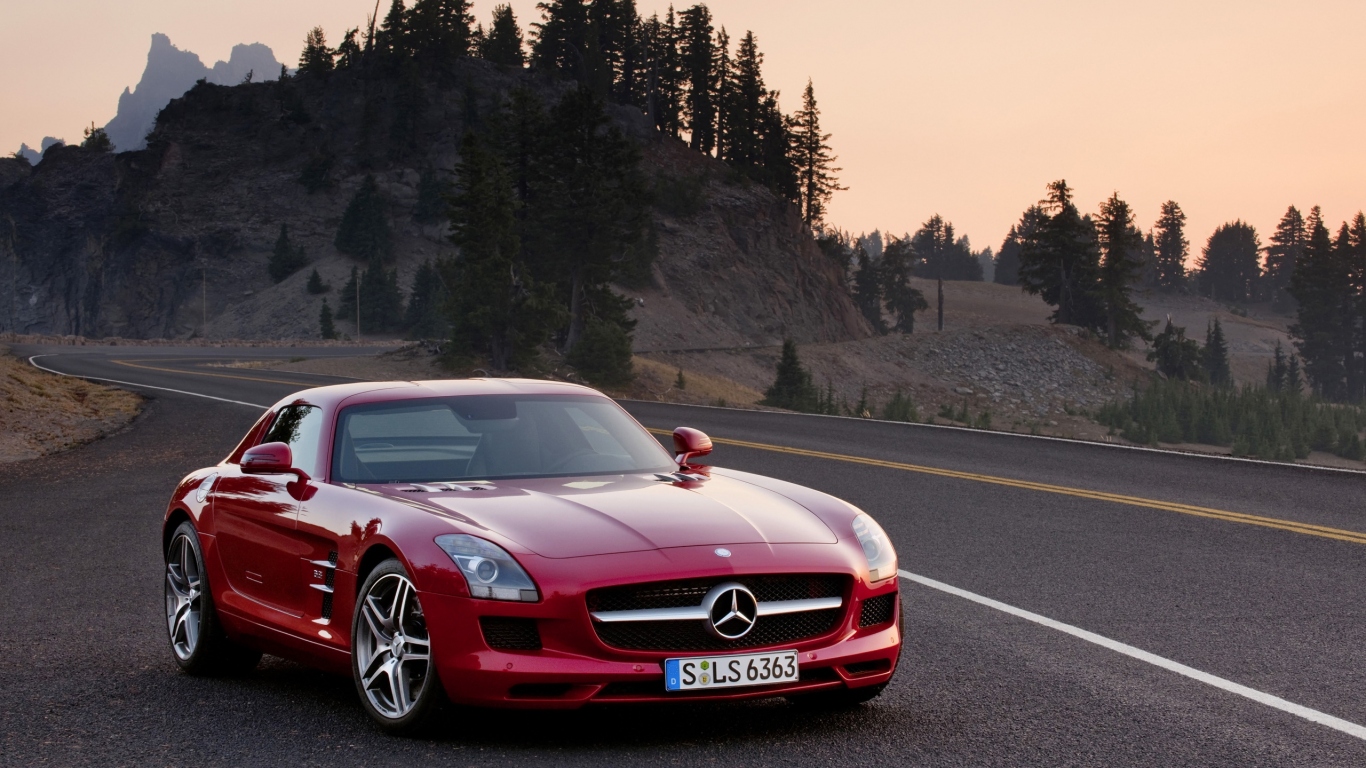 красный Mercedes Benz SLS AMG