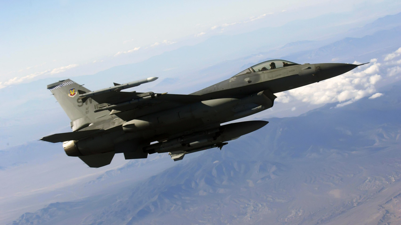 Военный самолет F-16 в полете