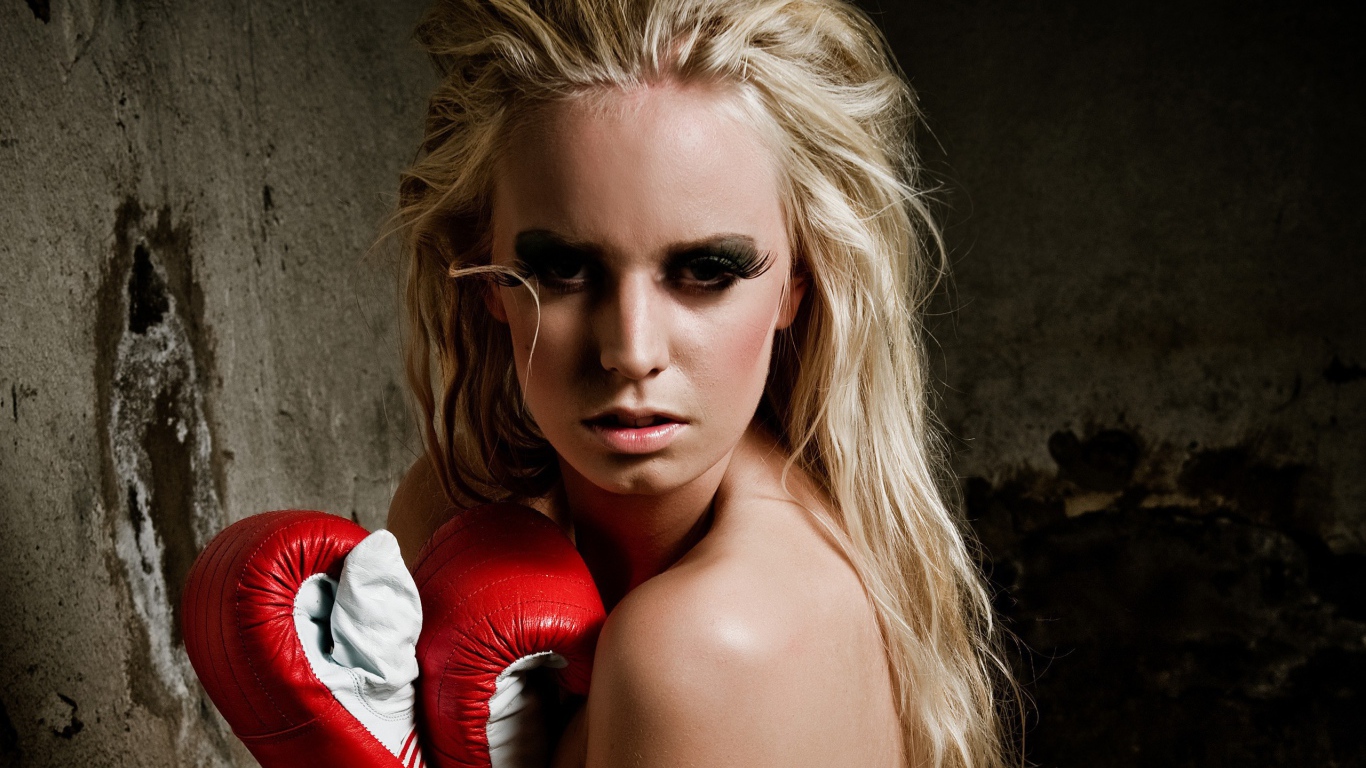 Спортивная девушка в боксерских перчатках