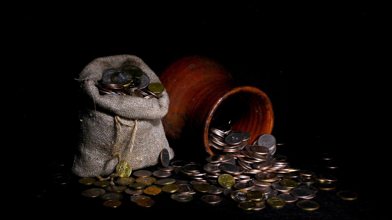 Монеты в мешочке и горшке