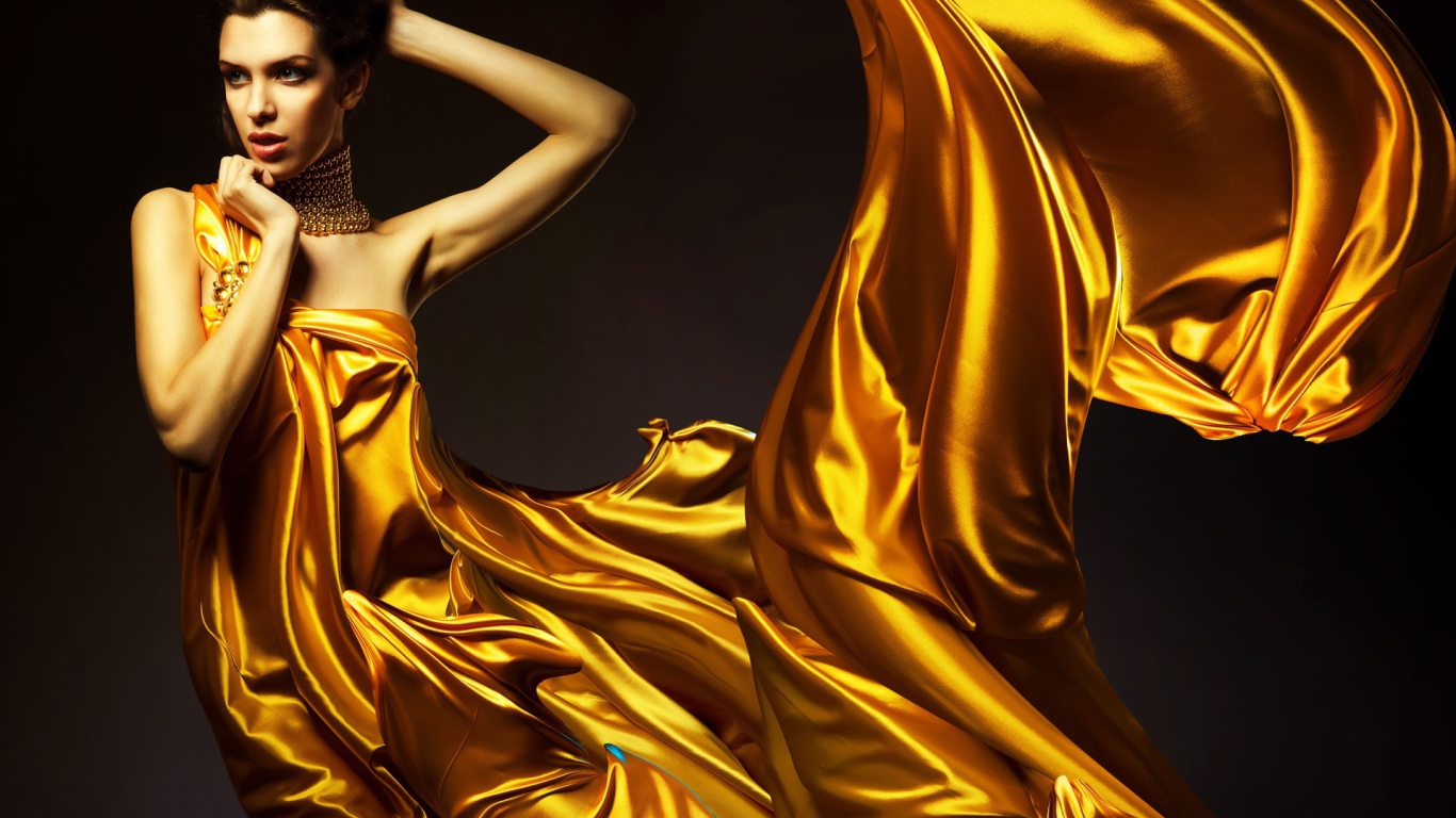 Девушка в платье золотистого цвета