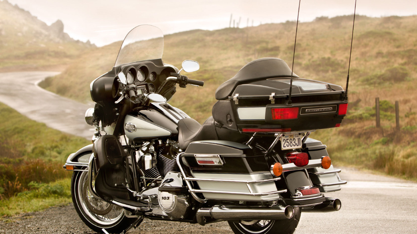 Новый мотоцикл на дороге Harley-Davidson Electra Glide Ultra Classic