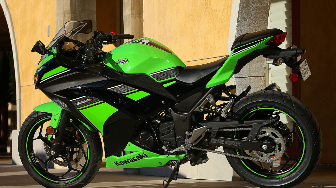 Новый мотоцикл на дороге Kawasaki Ninja 300