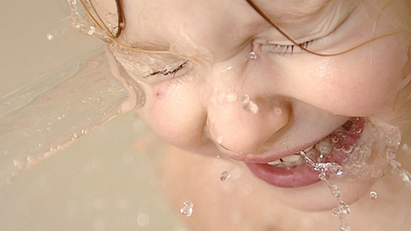 Ребенок играет в воде