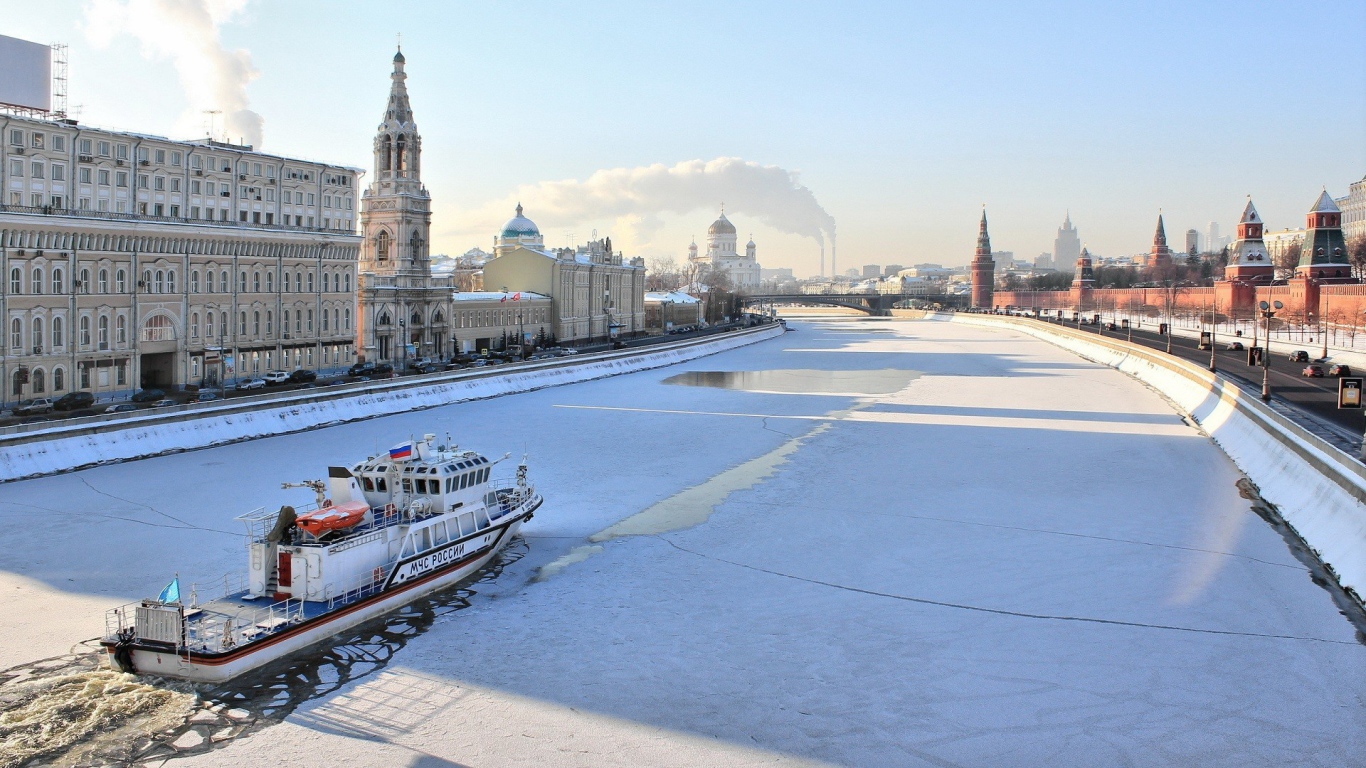 Снег в Москве на реке
