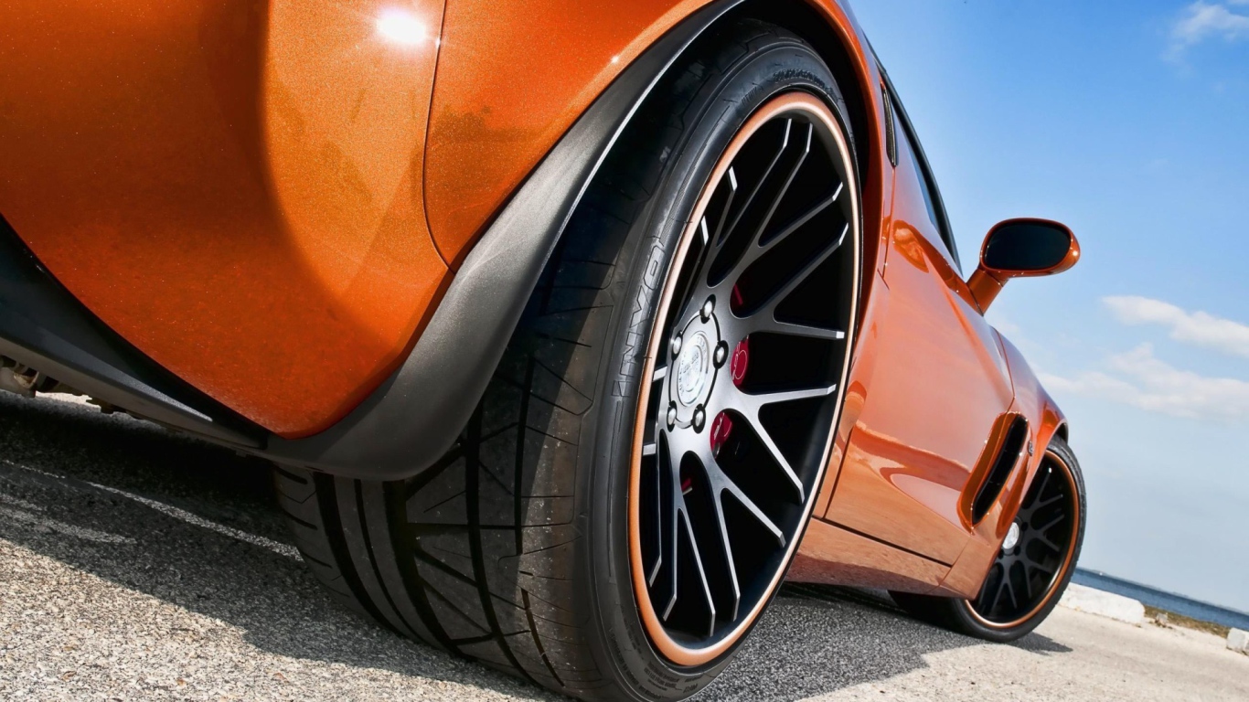 Колеса оранжевого Chevrolet Corvette Z06