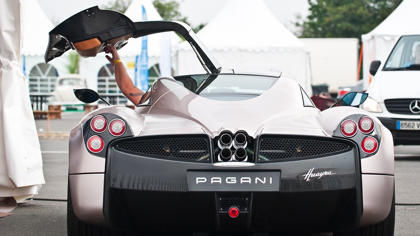 Вид сзади на авто Pagani