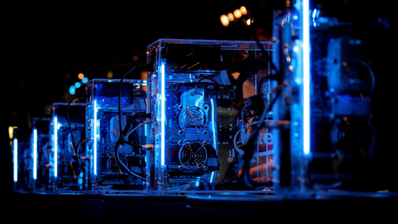Голубая подсветка компьютеров Intel в дата центре