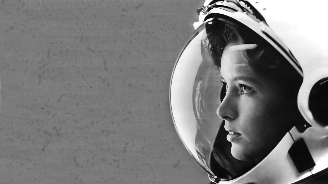 Черно белое фото девушки астронавта