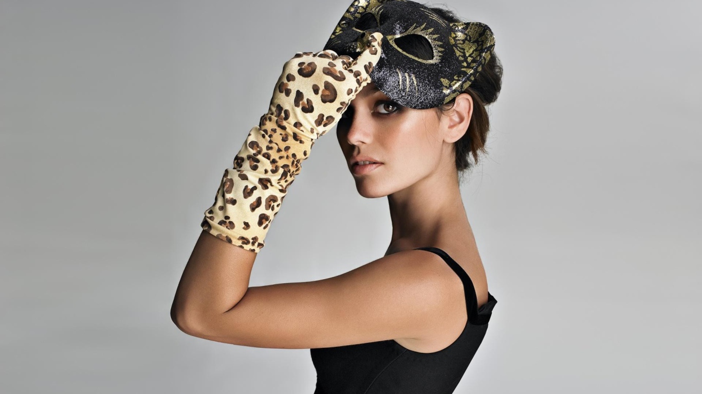 Девушка Рэйчел Билсон в маске леопарда