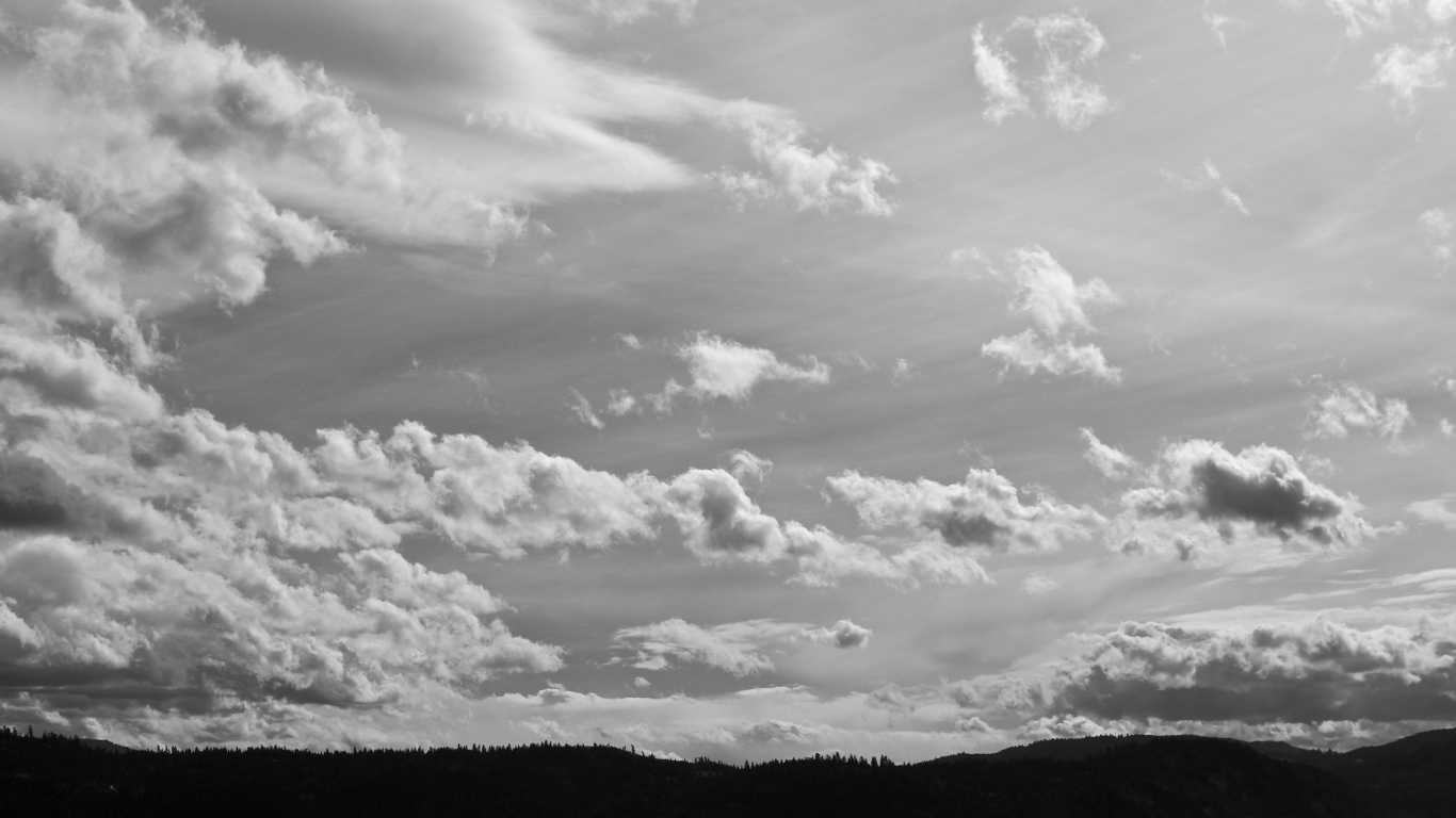Черно-белое фото облаков