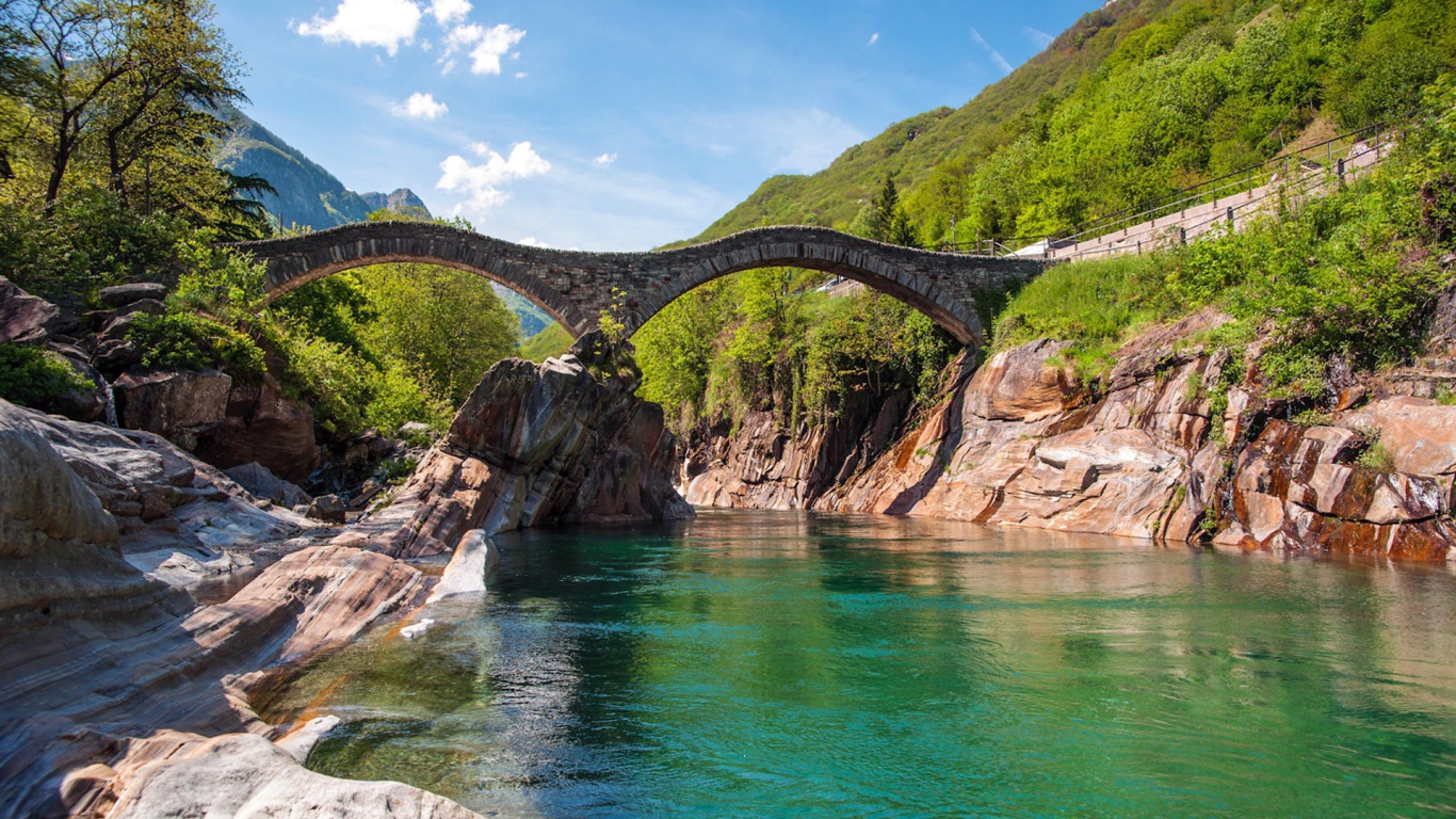 Каменный мост в горах