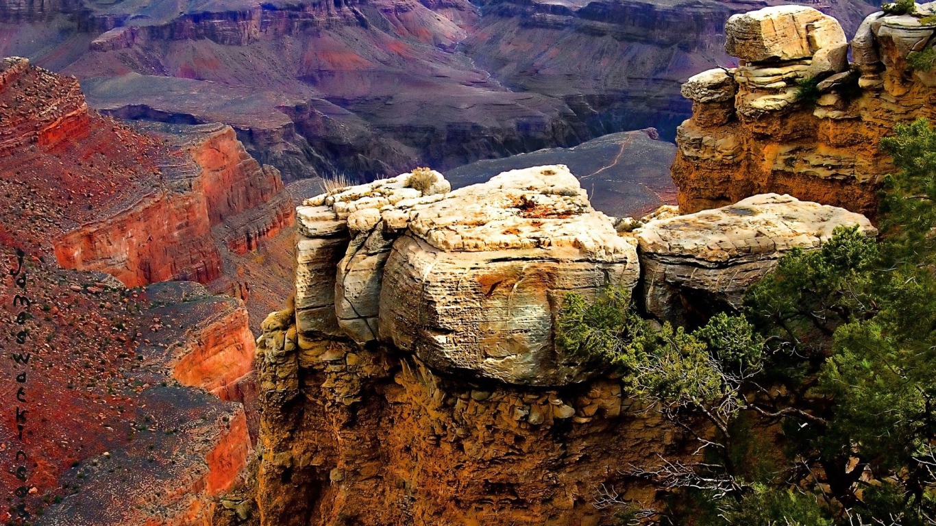 Дикие мертвые скалы в каньоне