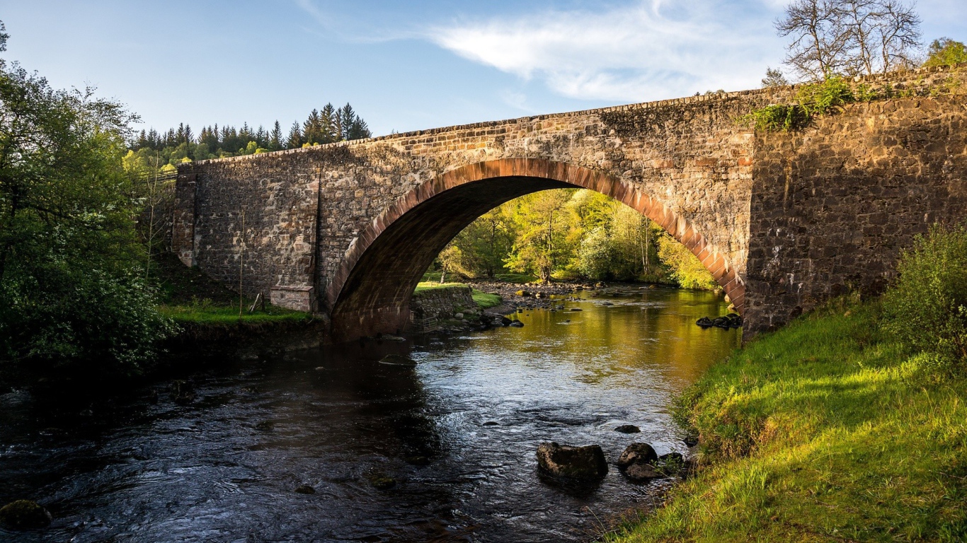 Основательный каменный мост через реку
