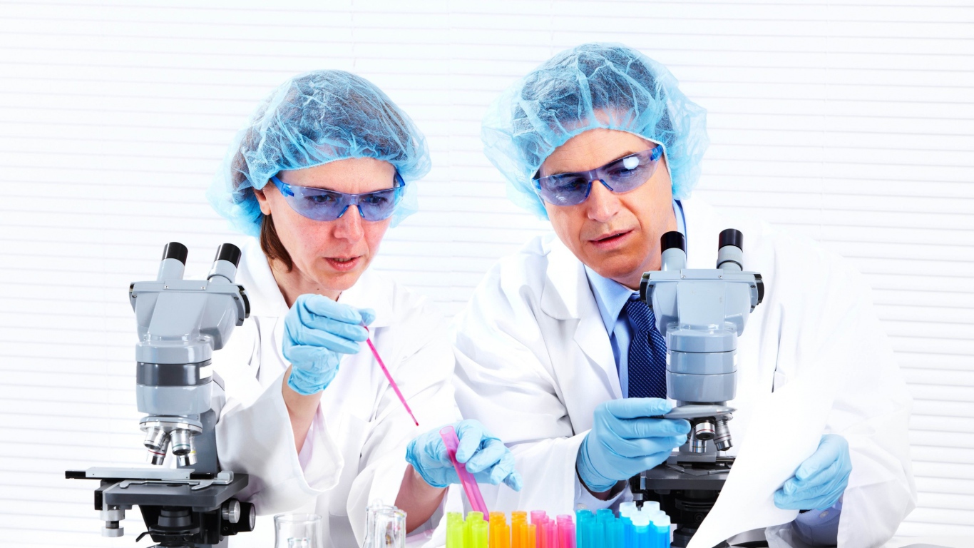 Ученые в лаборатории