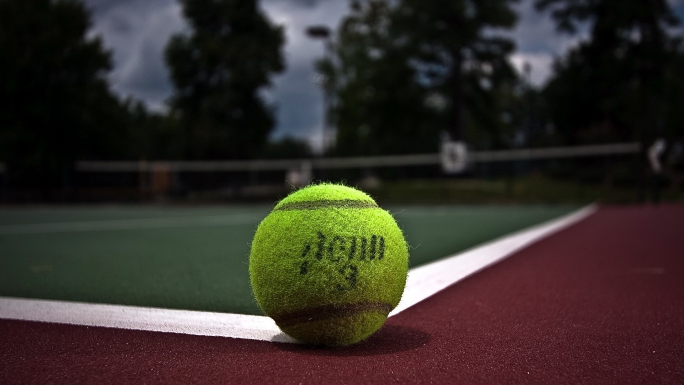 Мяч для тенниса на корте