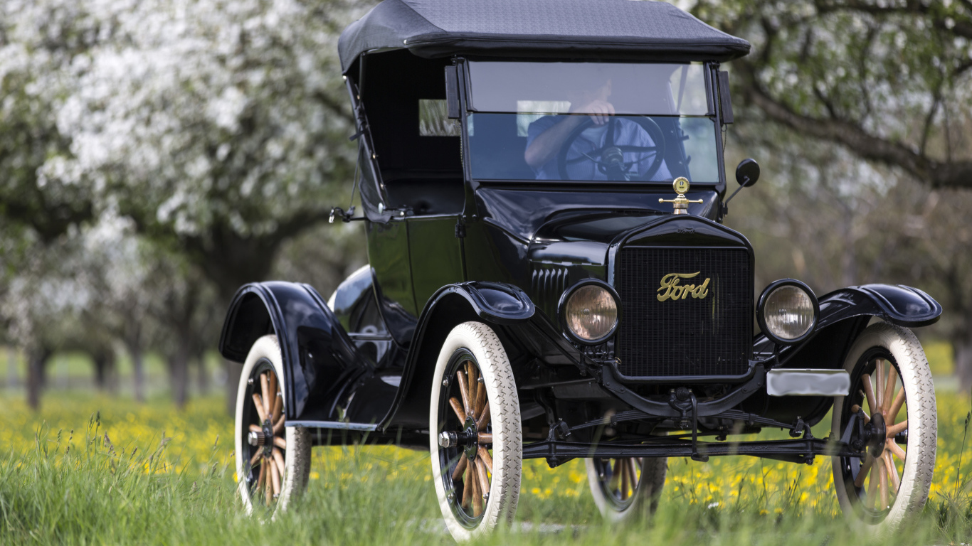 Черный ретро автомобиль Ford Model T, 1923 года