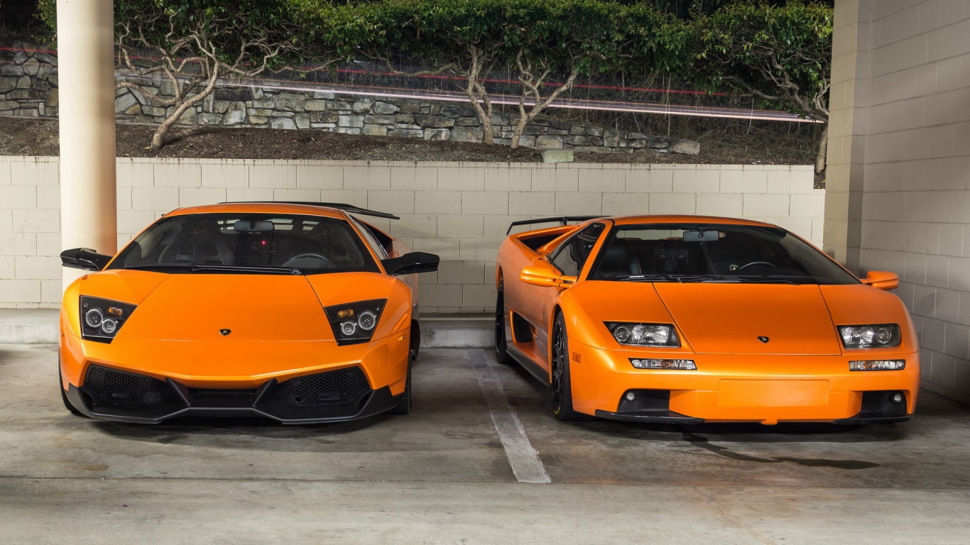 Оранжевые спортивные автомобили Lamborghini Murcielago и Lamborghini Diablo 