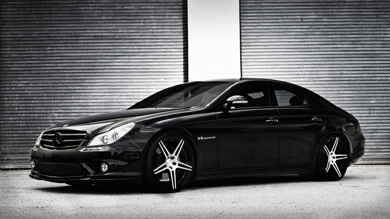 Черный стильный автомобиль Mercedes-Benz CLS-Class