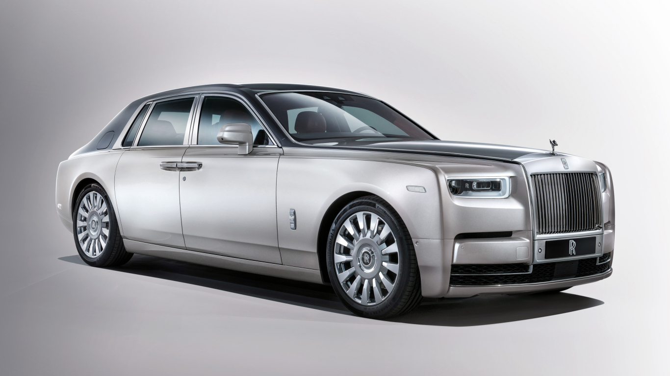 Серебристый автомобиль  Rolls Royce Phantom, 2017