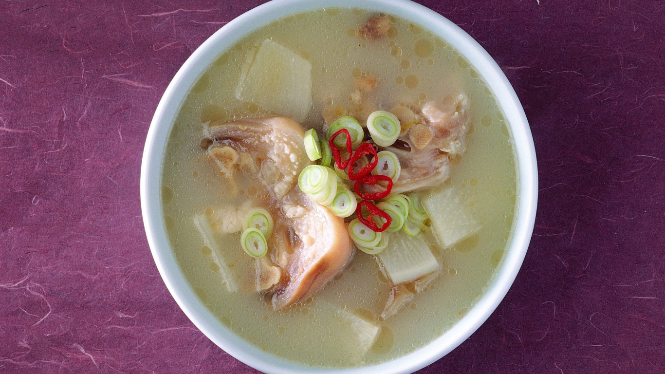 Аппетитный суп с морепродуктами и зеленым луком вид сверху