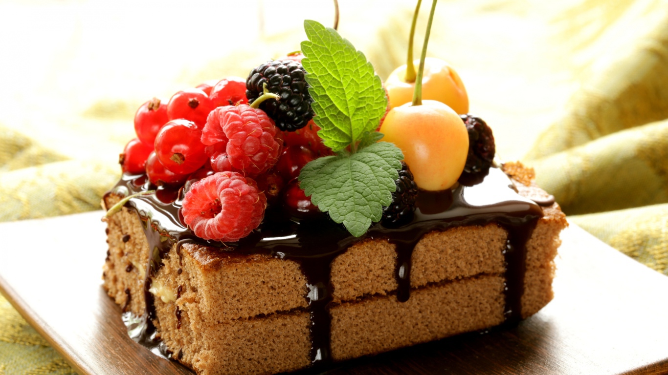Кусок пирожного с шоколадом и свежими ягодами