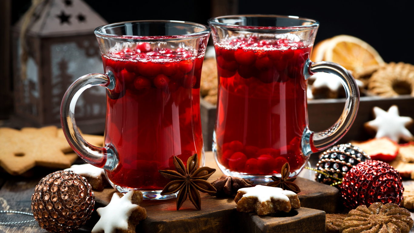 Два стакана с новогодним напитком и праздничным печеньем на столе