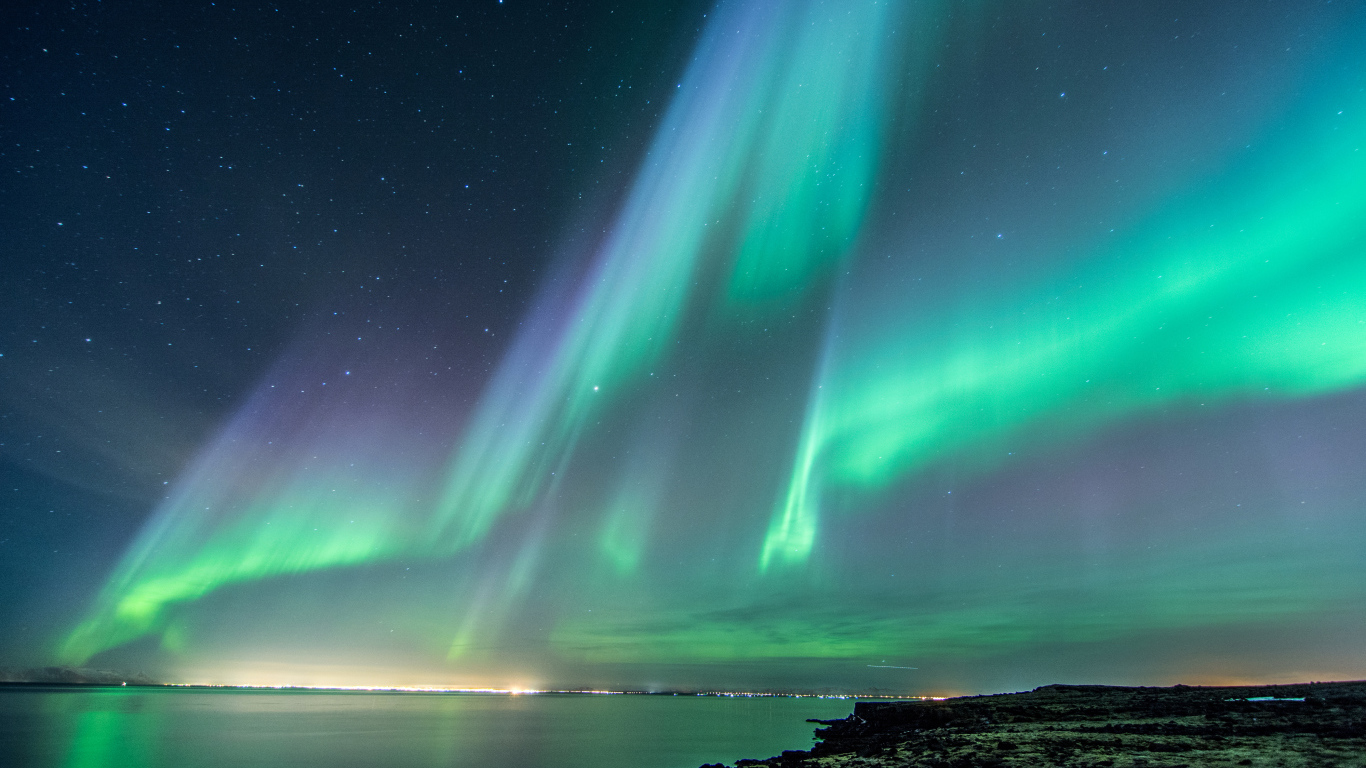 Красивое полярное сияние в ночном небе, Исландия