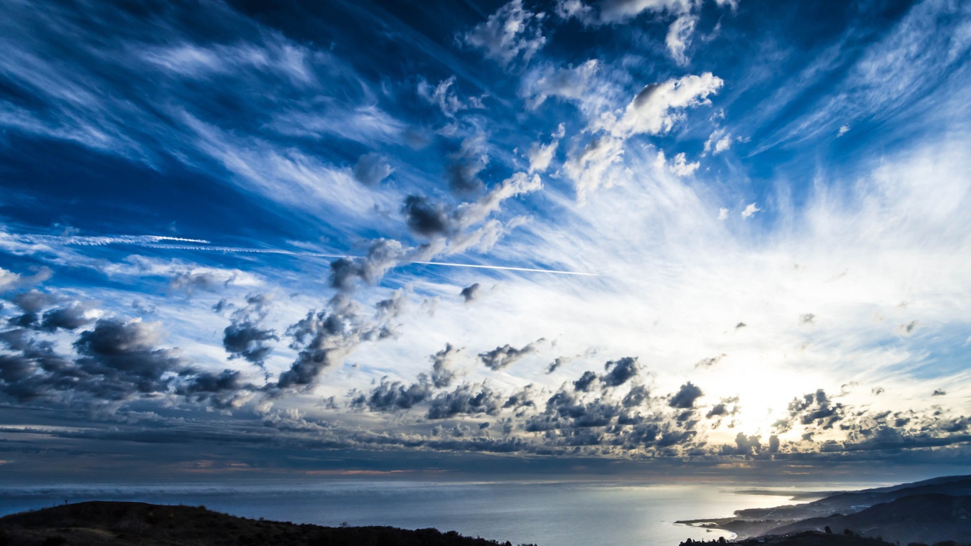 Красивое покрытое облаками небо на береговой линией моря