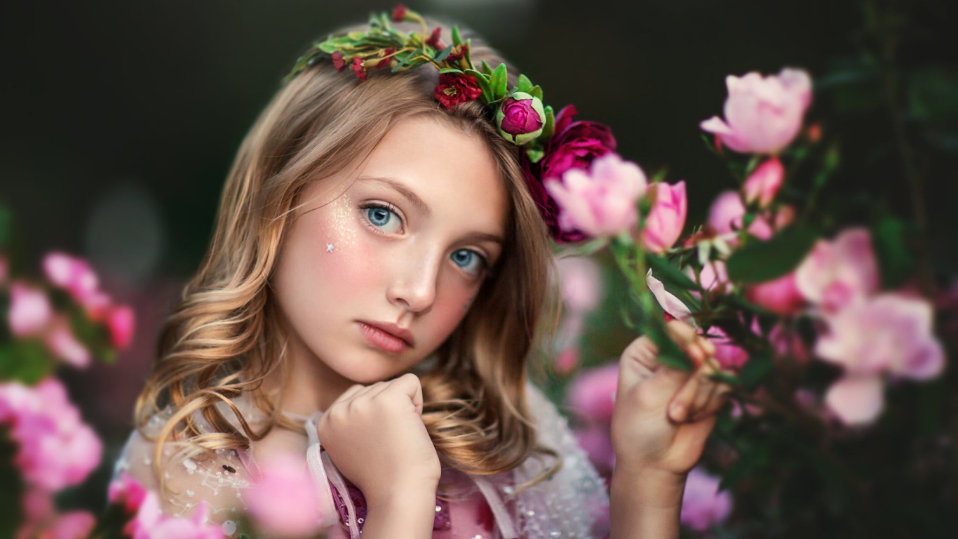 Маленькая голубоглазая девочка с цветами 