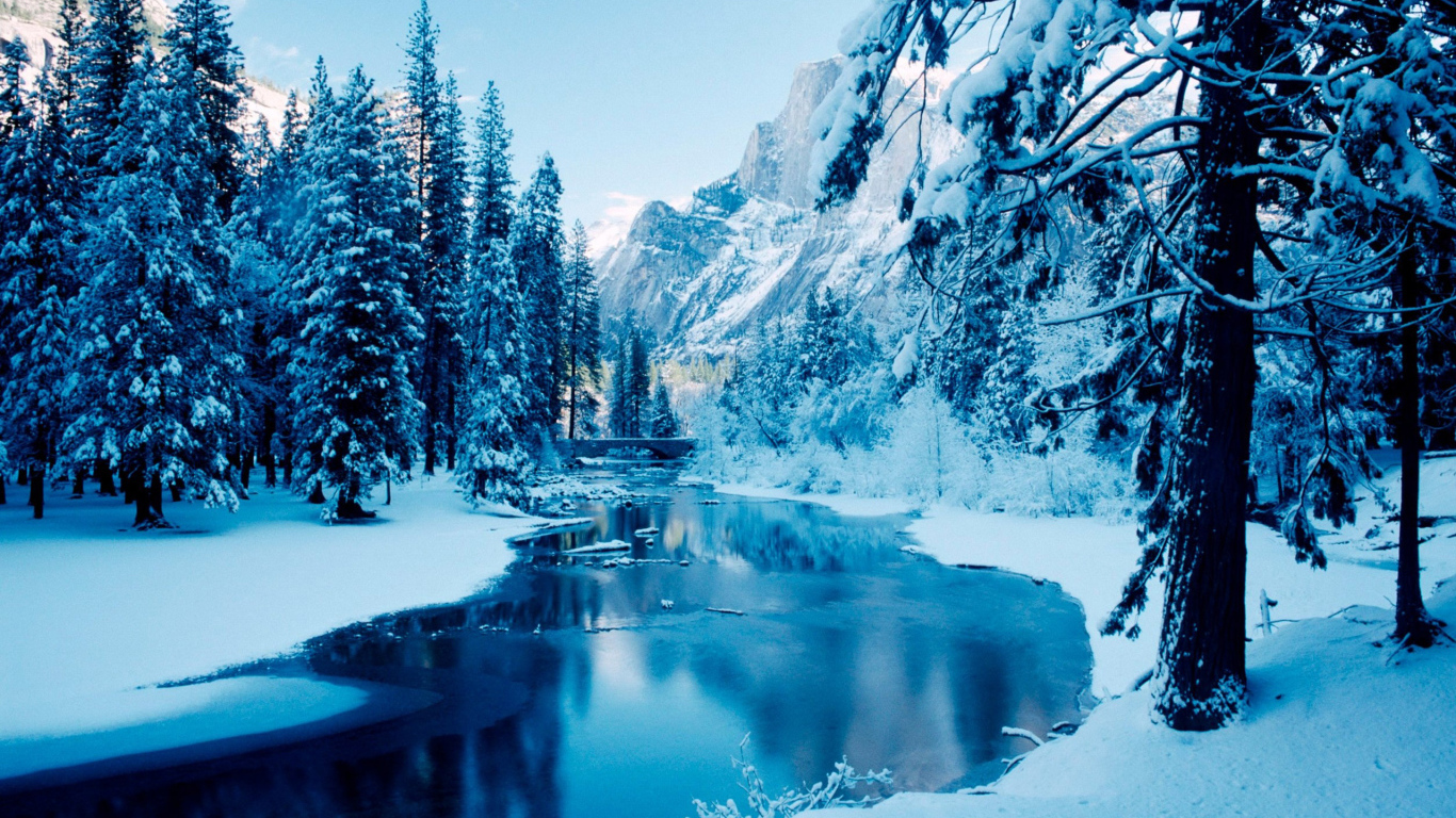 Река в горах зимой