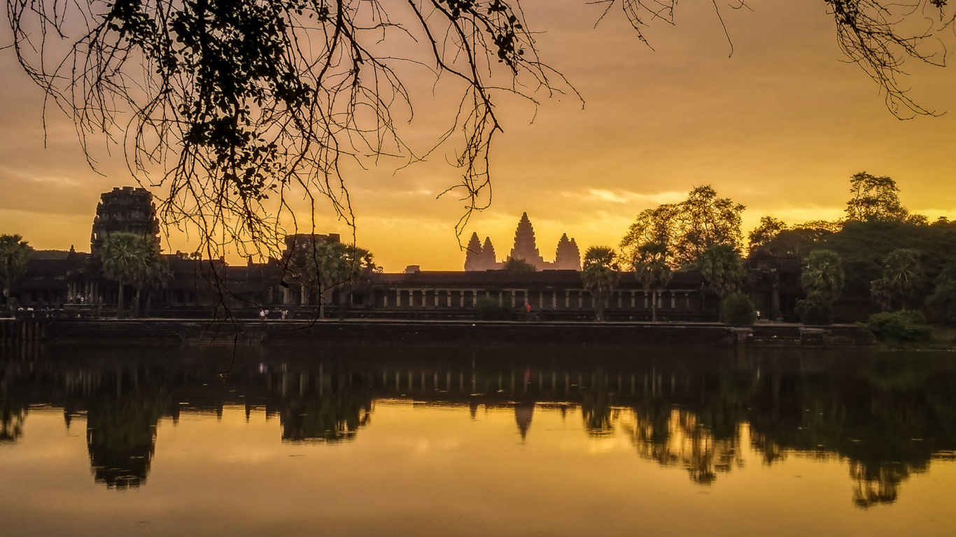 Озеро у стен храмового комплекса Ангкор Ват 