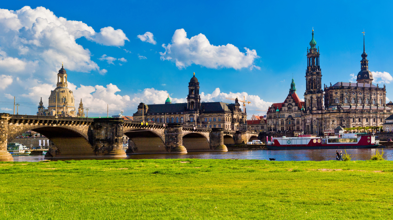 Вид на мост через реку и старинную архитектуру города Дрезден. Германия