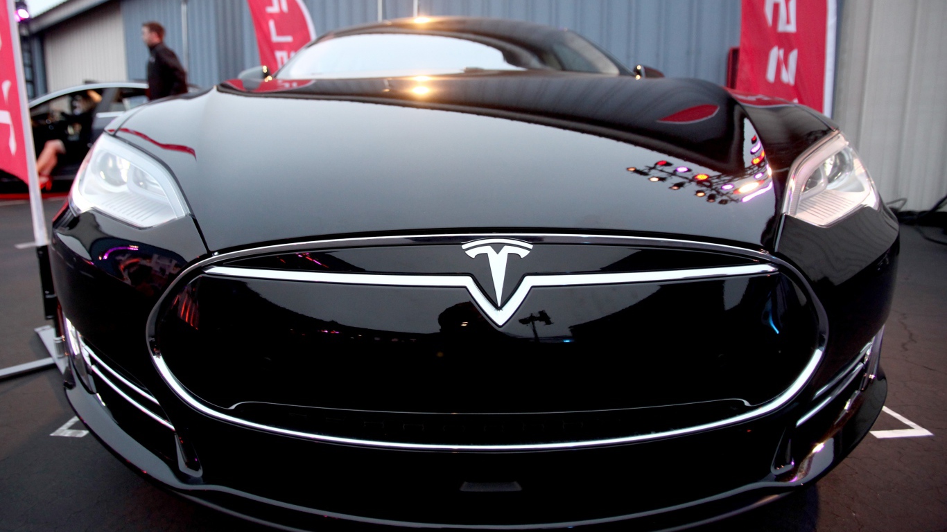 Черный электрический автомобиль Tesla Model 3, 2018 вид спереди