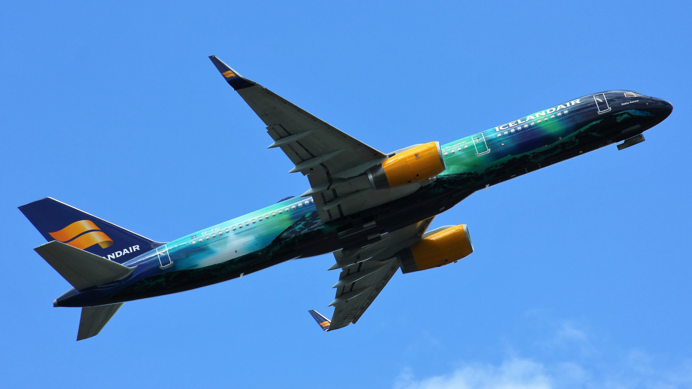 Пассажирский самолет Boeing 757-256 в небе