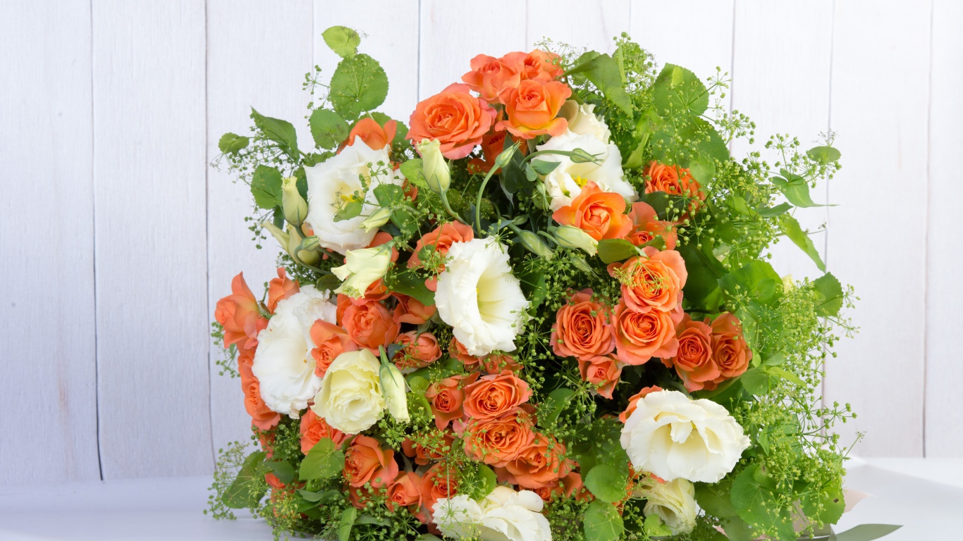 Большой красивый праздничный букет оранжевых роз и цветов эустомы