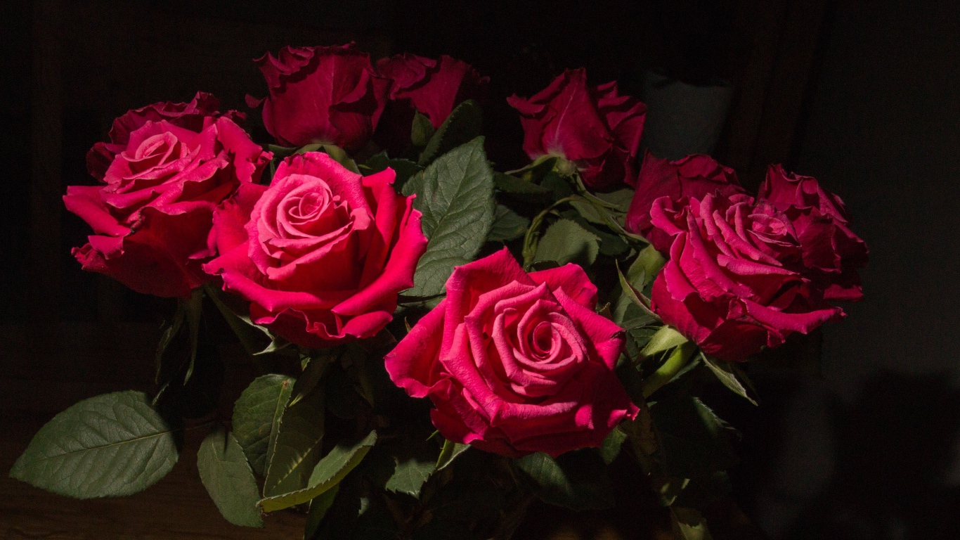 Букет красных роз на столе в комнате