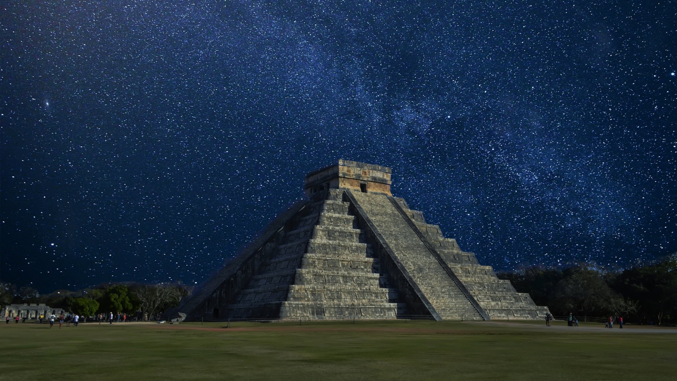 Пирамида под ночным звездным небом, древний город Майя Чичен-Ица. Мексика