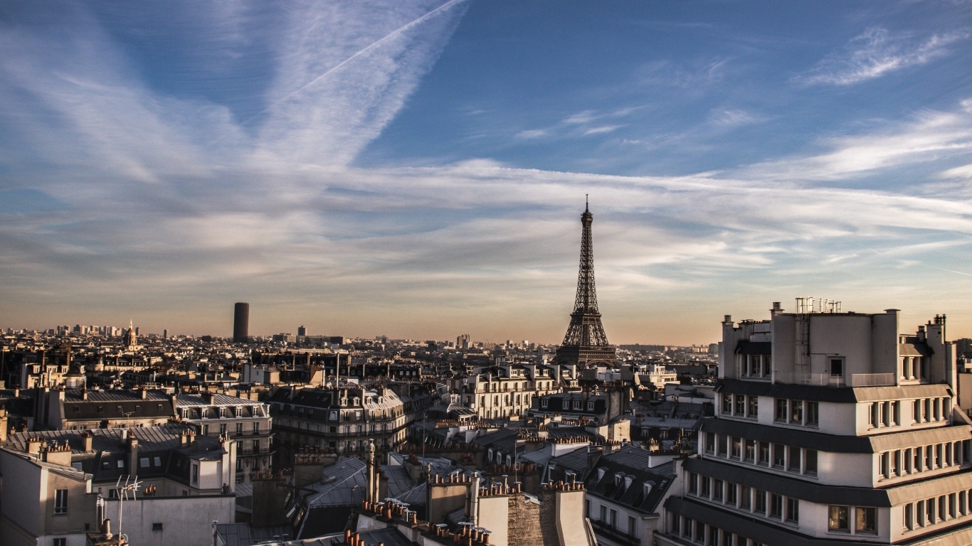 Вид с крыши на город Париж под красивым небом