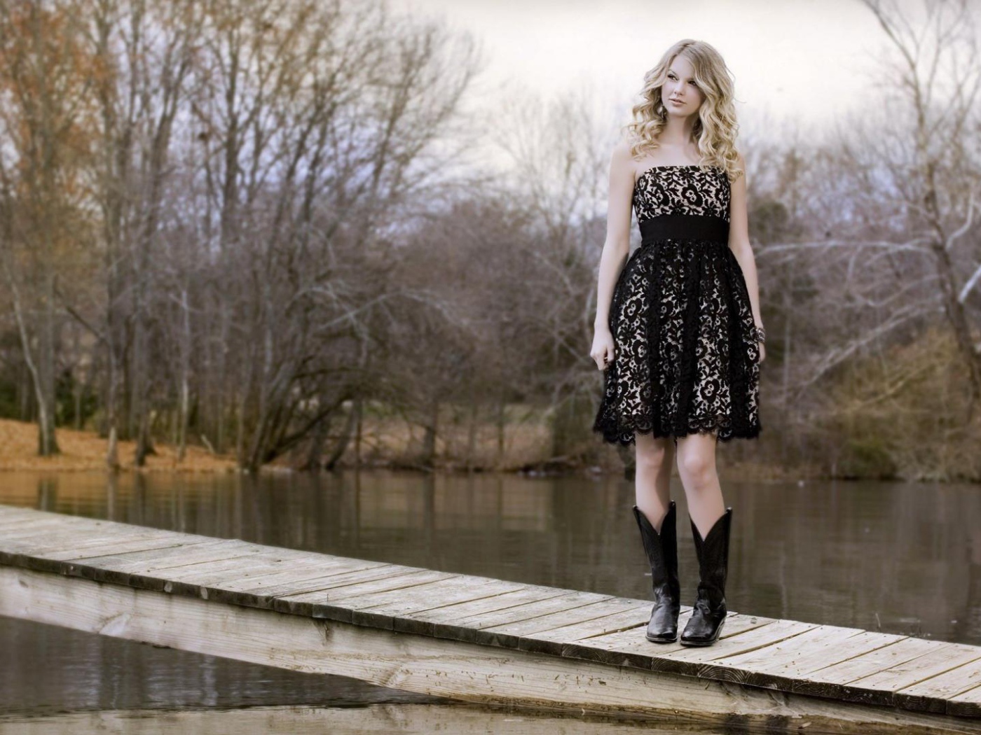 Taylor Swift на мосту