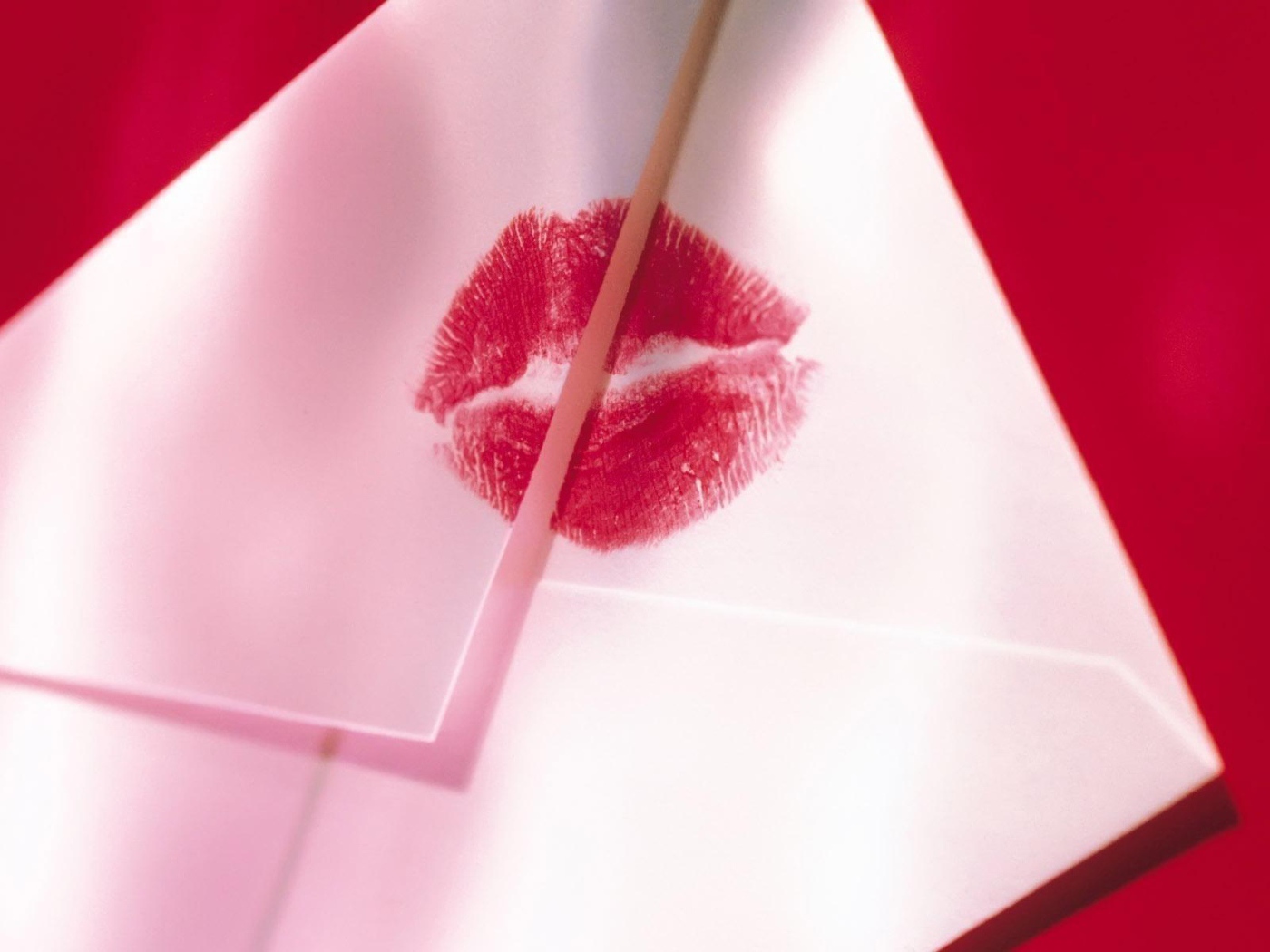 Конверт с поцелуем на День Святого Валентина 14 февраля