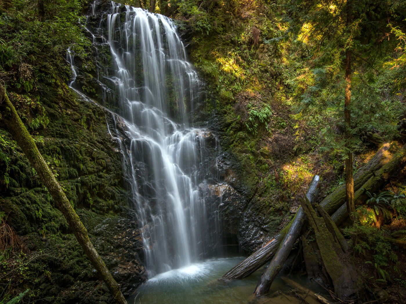 Красивый водопад в Калифорнии, США