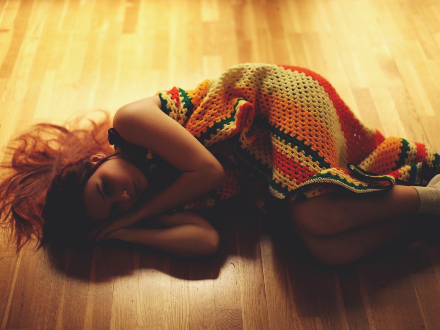 Девочка лежит на полу